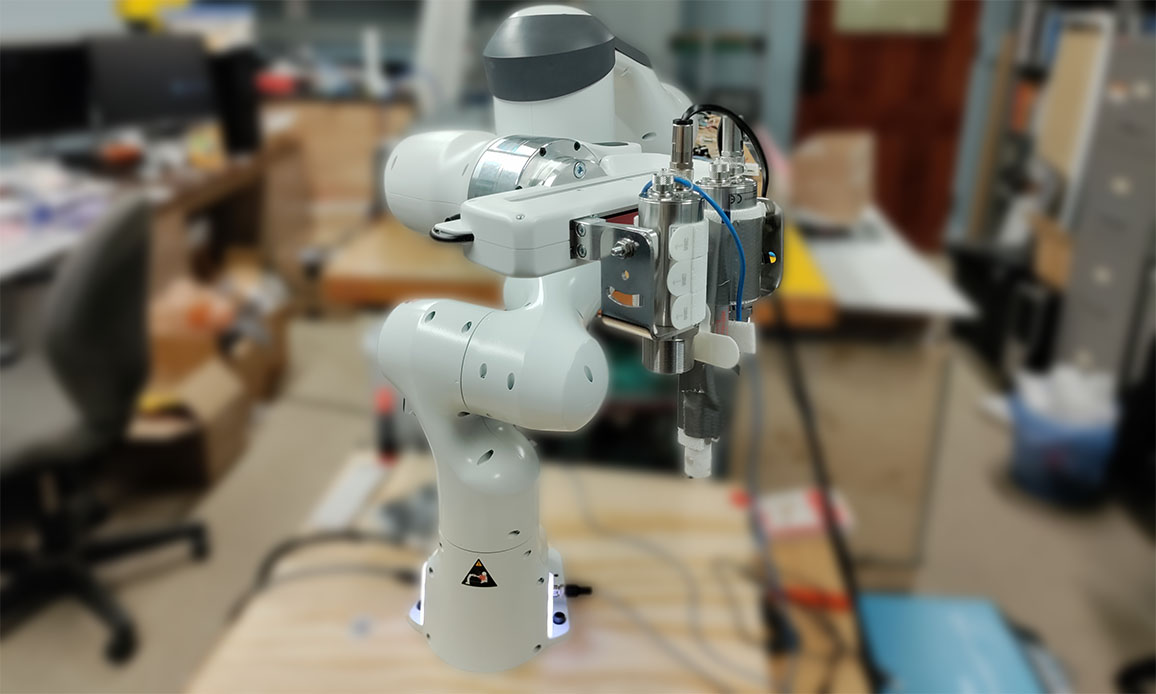 Franka Emika Panda robotic arm and dual Optris Xi 400 microscopic thermographer setup attached to the gripper.